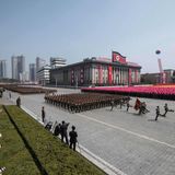 Diese Perspektive zeigt: An der Parade nehmen offenbar mehr Menschen teil, als sie anschauen