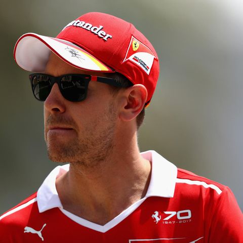 Sebastian Vettel mit Sonnenbrille in Bahrain - Er hat Ärger mit den Fahrerkollegin