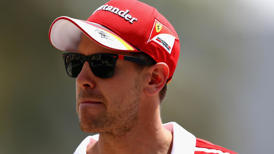 Sebastian Vettel mit Sonnenbrille in Bahrain - Er hat Ärger mit den Fahrerkollegin