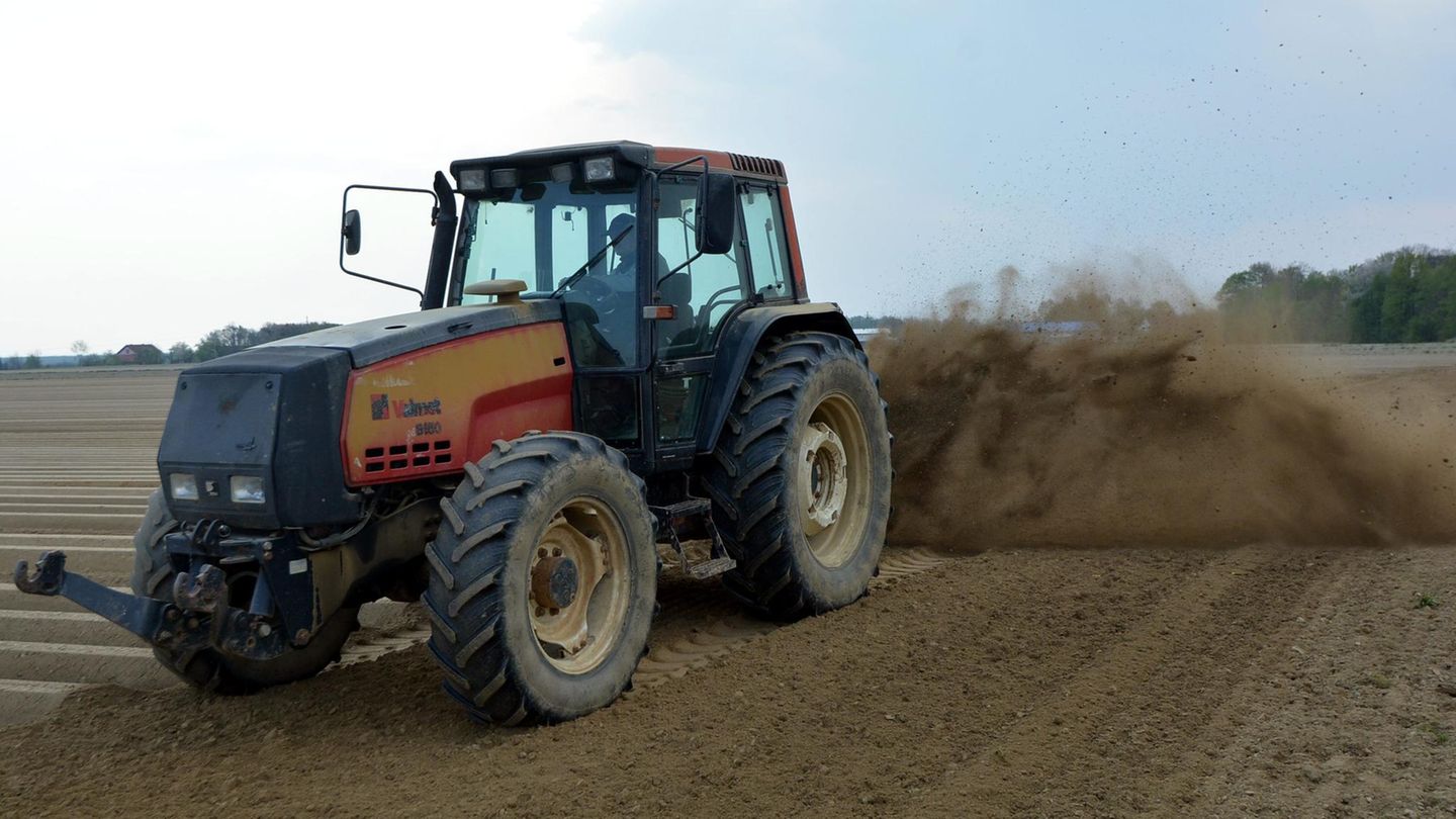 Ein Traktor pflügt ein Feld