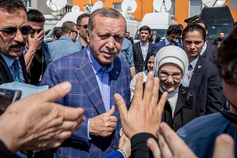 Türkei: Staatspräsident Recep Tayyip Erdogan kommt neben seiner Frau Emine in Istanbul aus dem Wahllokal und winkt zum Volk