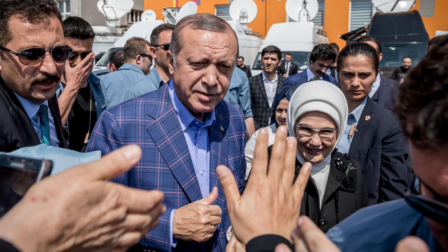 Türkei: Staatspräsident Recep Tayyip Erdogan kommt neben seiner Frau Emine in Istanbul aus dem Wahllokal und winkt zum Volk