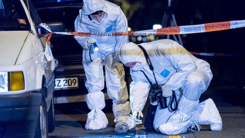 Polizeibeamte sichern den Tatort in Hannover