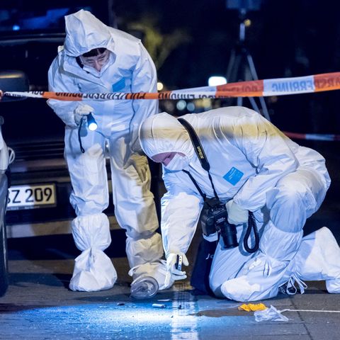 Polizeibeamte sichern den Tatort in Hannover