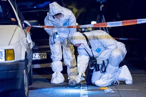 Polizeibeamte sichern den Tatort in Hannover