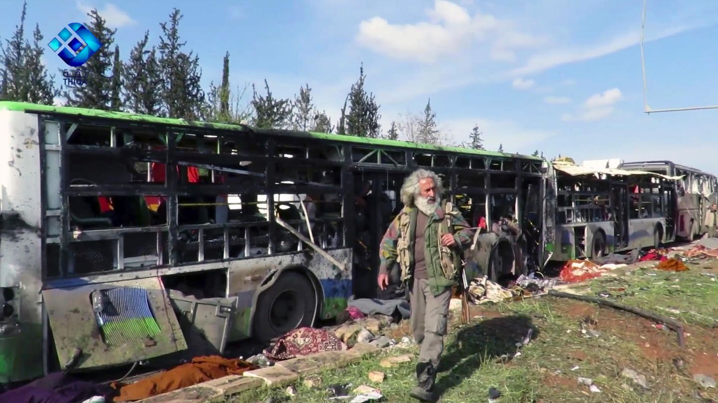 Syrien: Bei einem Autobombenanschlag auf Busse sind mindestens 112 Menschen getötet worden