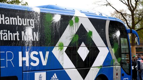 Bei der Einfahrt ins Stadion wurde der Bus beworfen