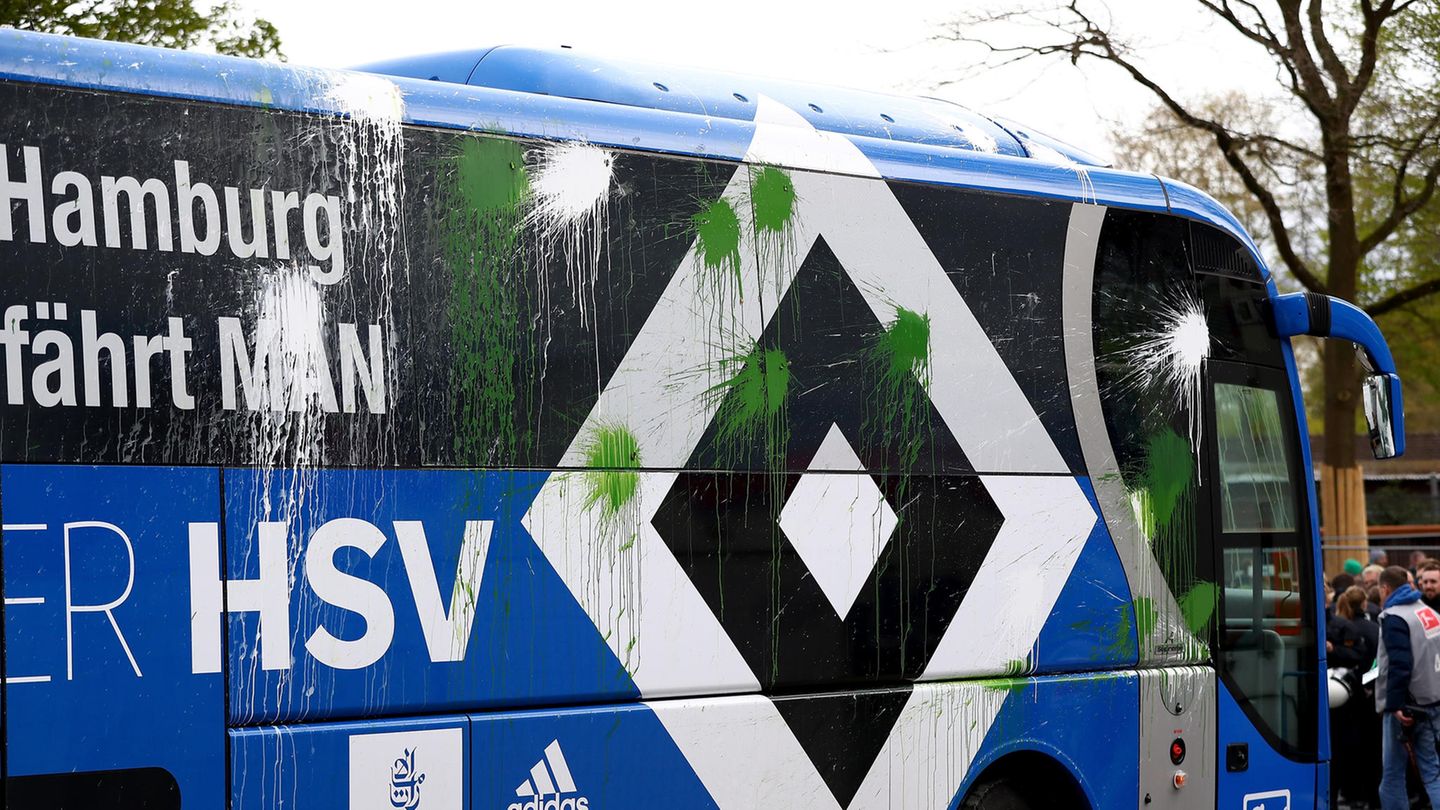 Bei der Einfahrt ins Stadion wurde der Bus beworfen