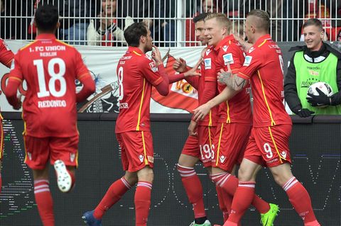 Die Berliner Spieler jubeln über das 1:0