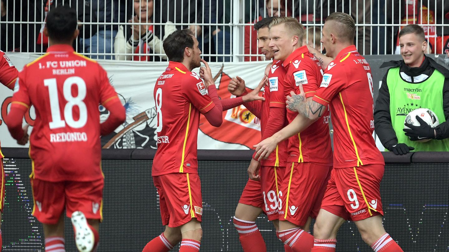 Die Berliner Spieler jubeln über das 1:0