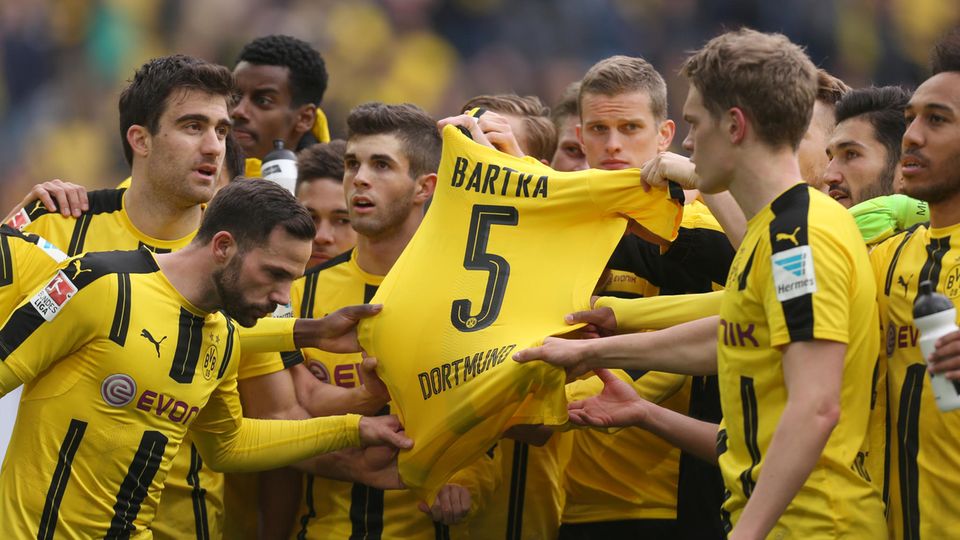 Nach dem Spiel posierten die Dortmunder Spieler mit einem Trikot ihres Mitspielers Marc Bartra Nach der Partie posierten die Dortmunder Spieler mit einem Trikot ihres Mitspielers Marc Bartra