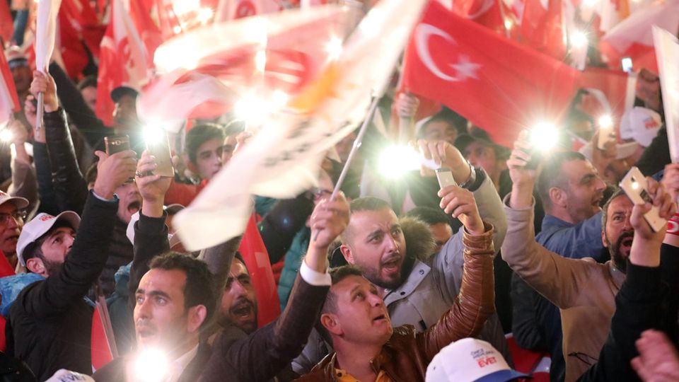 Türkei: Anhänger der türkischen Regierungspartei AKP feiern den Sieg des Erdogan-Lagers