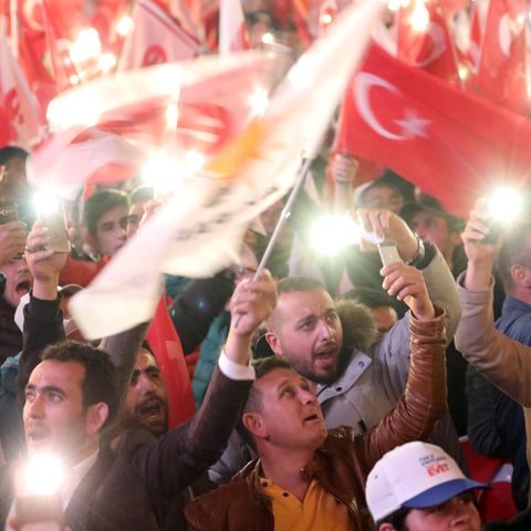Türkei: Anhänger der türkischen Regierungspartei AKP feiern den Sieg des Erdogan-Lagers