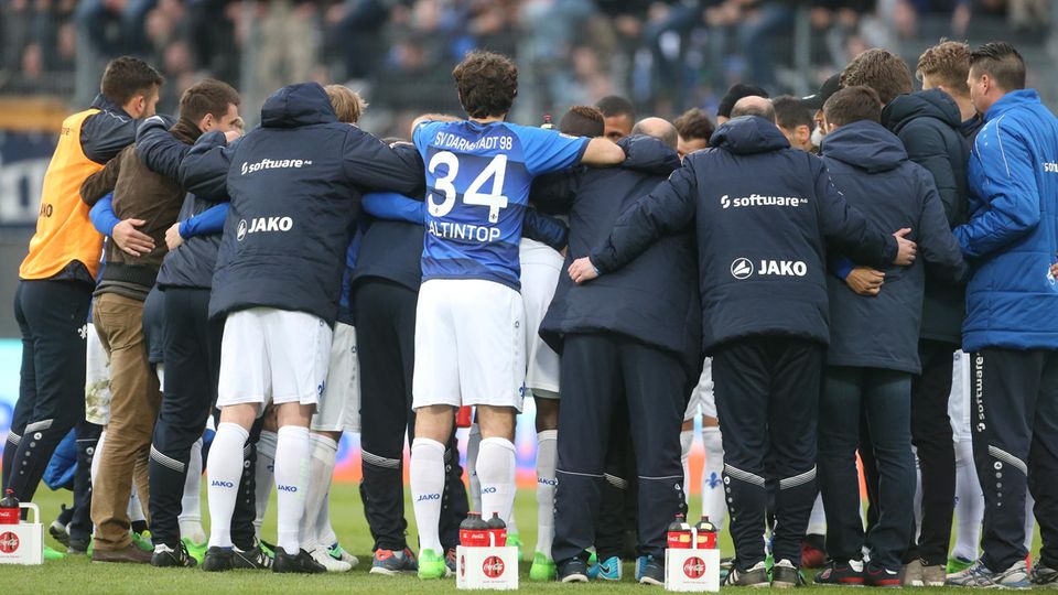 Nach dem Spiel sammelten sich die Darmstädter auf dem Platz Nach dem Spiel sammelten sich die Darmstädter auf dem Platz