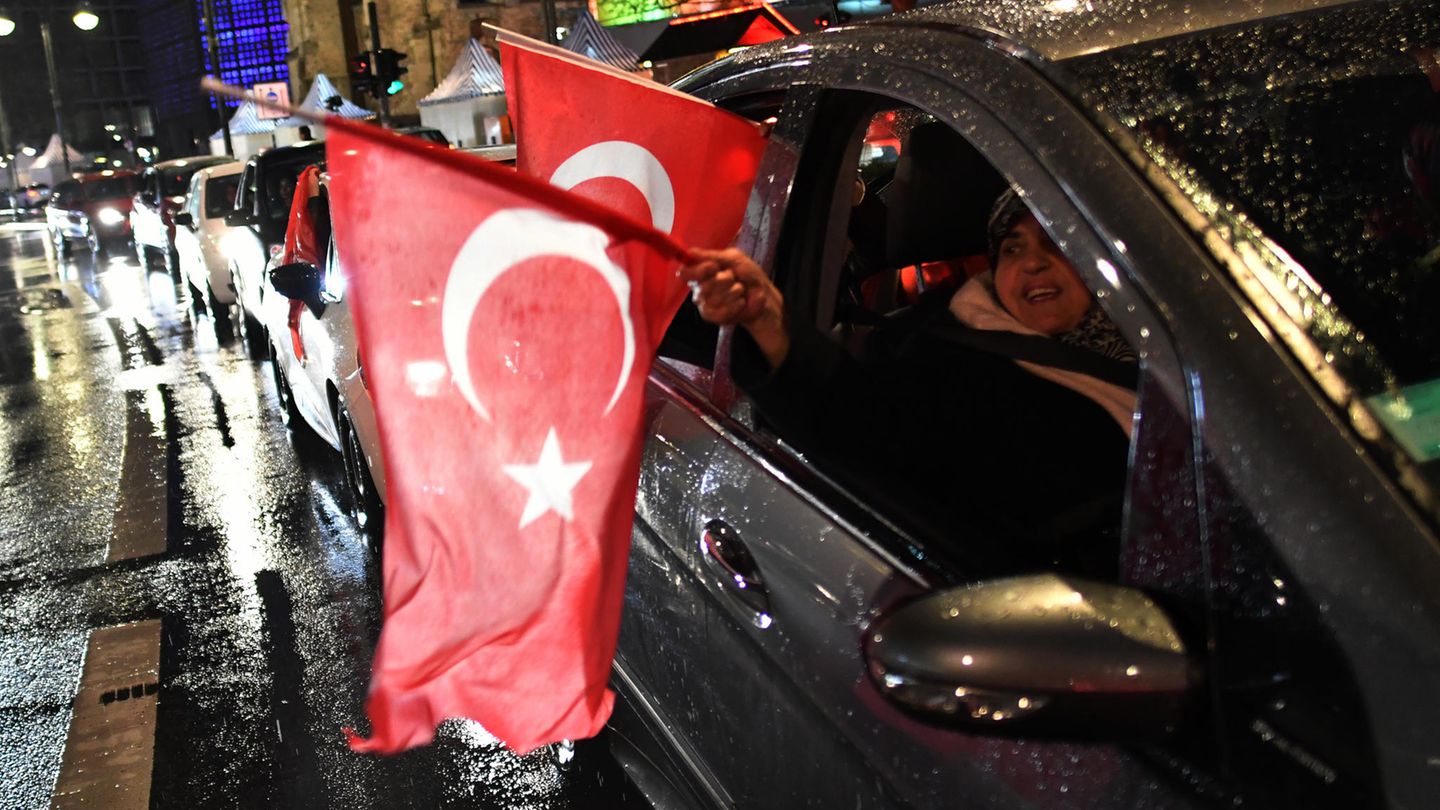Mit türkischen Fahnen und lautstarkem Jubel feierten zahlreiche Türken in deutschen Städten