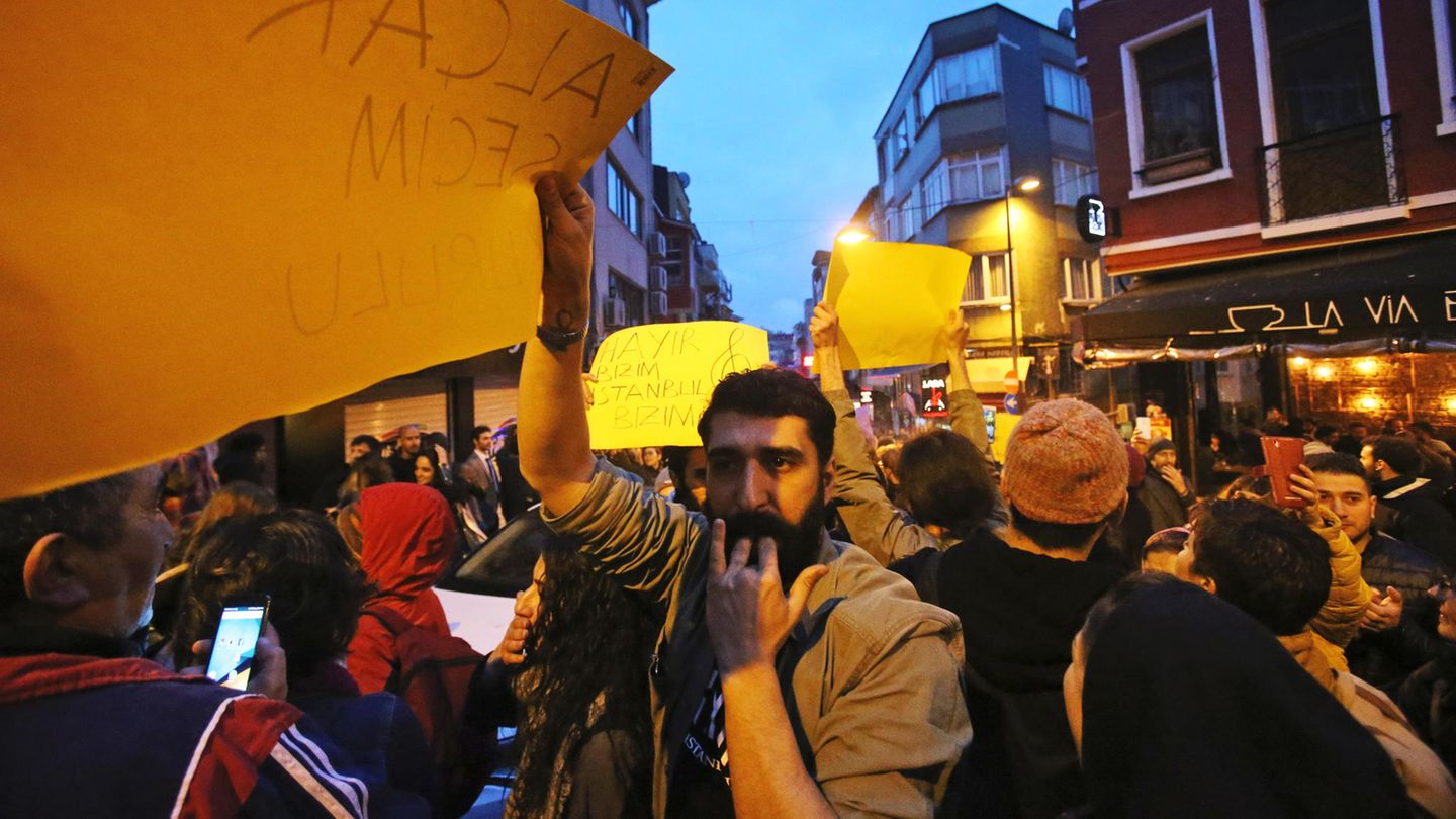 Nach dem umstrittenen Referendum in der Türkei ist es in Istanbul zu Protesten gegen Staatschef Erdogan gekommen