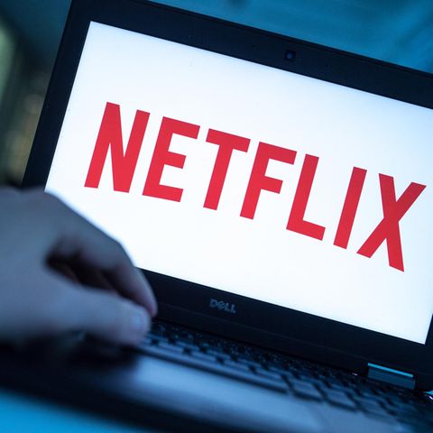 Ein geöffneter Laptop, auf dessen Bildschirm das Netflix-Logo zu sehen ist