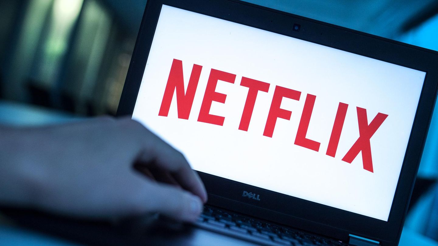 Ein geöffneter Laptop, auf dessen Bildschirm das Netflix-Logo zu sehen ist