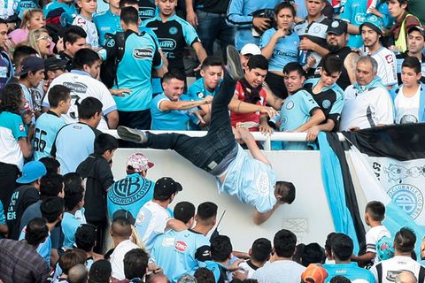 Schlimme Szene aus Argentinien: Ein Mann wird von der Tribüne gestoßen - später starb er