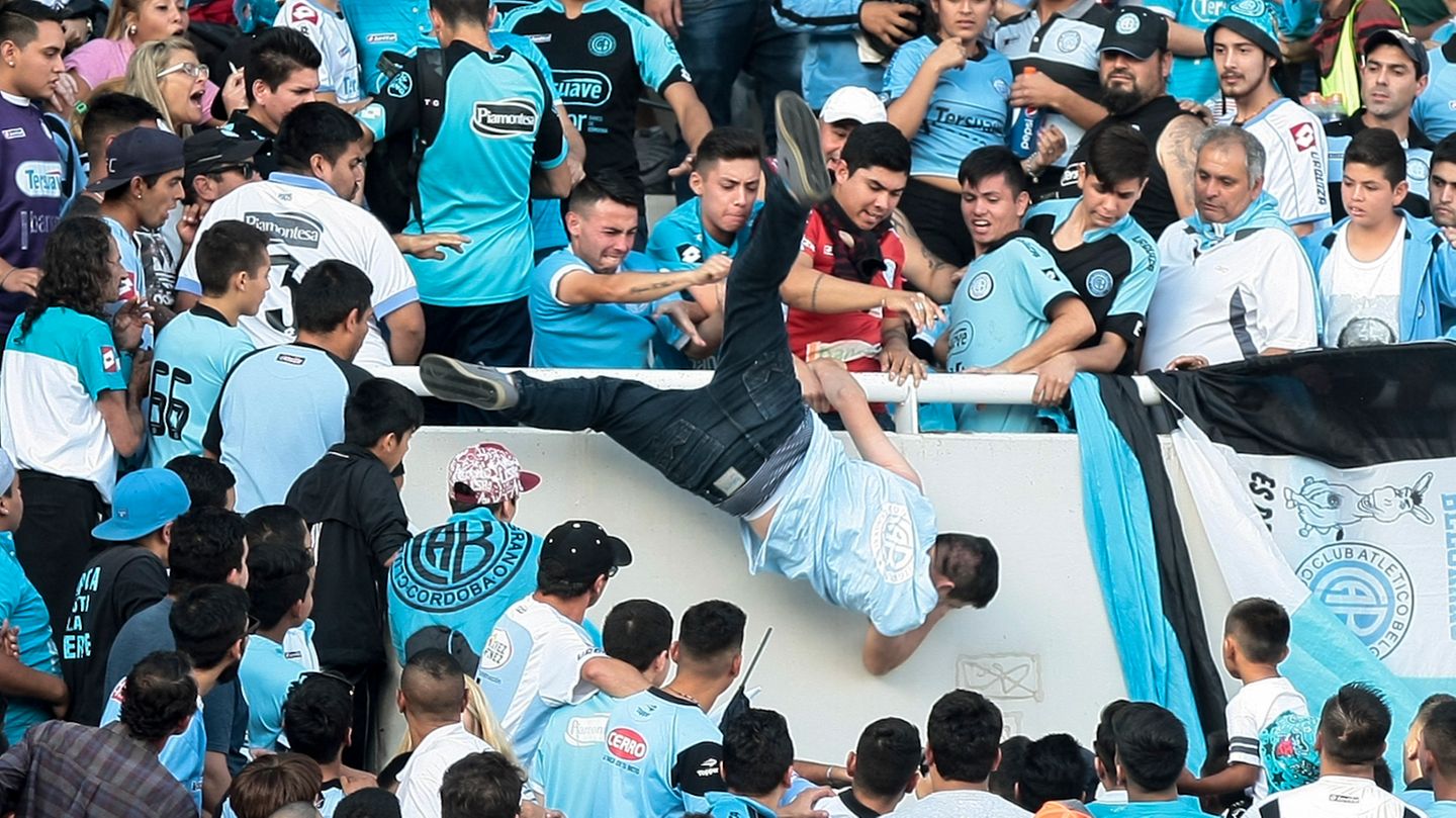Schlimme Szene aus Argentinien: Ein Mann wird von der Tribüne gestoßen - später starb er