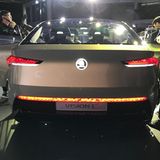 Auch das Heck ziert ein Lichtband