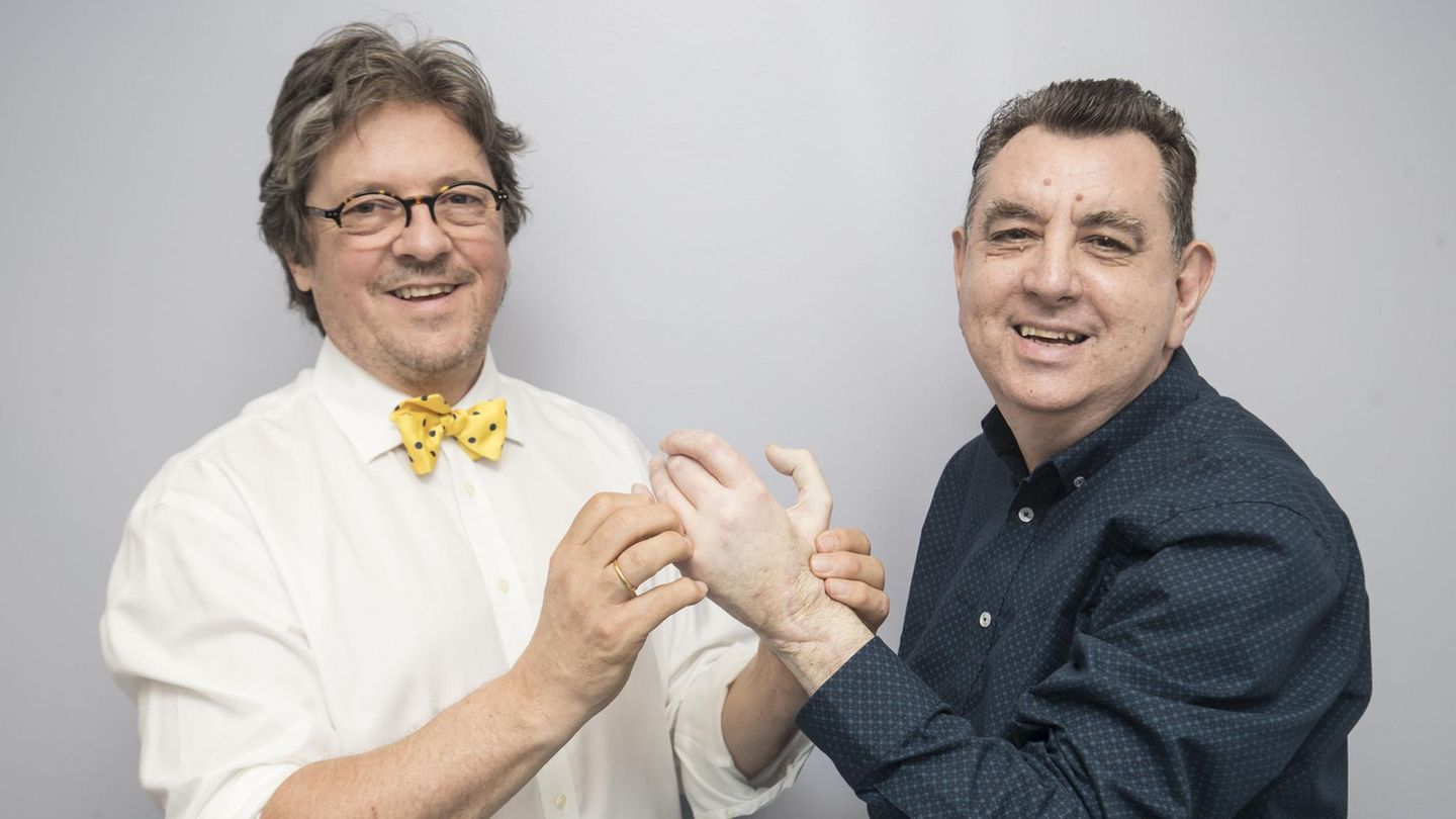 Chris King erhielt zwei Spenderhände Chris King (rechts) mit seinem Handchirurgen Simon Kay von der "Leeds General Infirmary". Patient und Mediziner sind mit der bisherigen Entwicklung nach der Operation sehr zufrieden. Kay über King: "Er hat bewiesen, dass er ein sehr robuster, belastbarer Patient ist, der von seinen neuen Händen sehr begeistert ist." Handtransplantationen bergen Risiken. Der Körper des Empfängers kann die fremden Gliedmaßen abstoßen. Außerdem fällt es einigen Patienten schwer, die neuen Hände als Teil ihres eigenen Körpers anzusehen. Oft bedarf es deshalb auch einer psychologischen Betreuung.