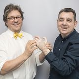 Chris King (rechts) mit seinem Handchirurgen Simon Kay von der "Leeds General Infirmary". Patient und Mediziner sind mit der bisherigen Entwicklung nach der Operation sehr zufrieden. Kay über King: "Er hat bewiesen, dass er ein sehr robuster, belastbarer Patient ist, der von seinen neuen Händen sehr begeistert ist."  Handtransplantationen bergen Risiken. Der Körper des Empfängers kann die fremden Gliedmaßen abstoßen. Außerdem fällt es einigen Patienten schwer, die neuen Hände als Teil ihres eigenen Körpers anzusehen. Oft bedarf es deshalb auch einer psychologischen Betreuung.