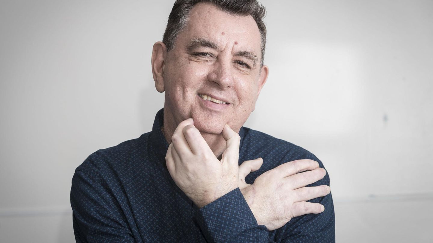 Chris King erhielt zwei Spenderhände "Natürlich gibt es noch Einschränkungen", so King weiter. "Aber ich werde wieder ganz der Alte sein." In einem nächsten Schritt will er lernen, wieder seine Schnürsenkel zu binden. Bis es so weit ist, freut sich King über ganz alltägliche Dinge...