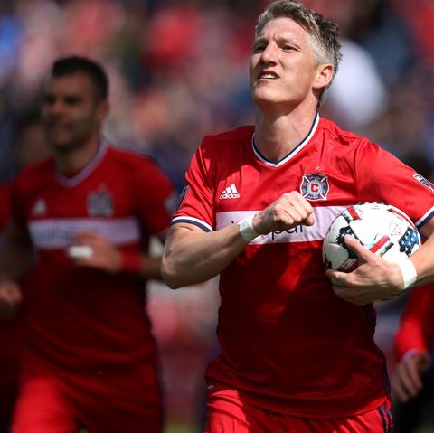 Bastian Schweinsteiger läuft mit dem Spielball in der Hand über das Feld, nach dem er ein Tor geschossen hat