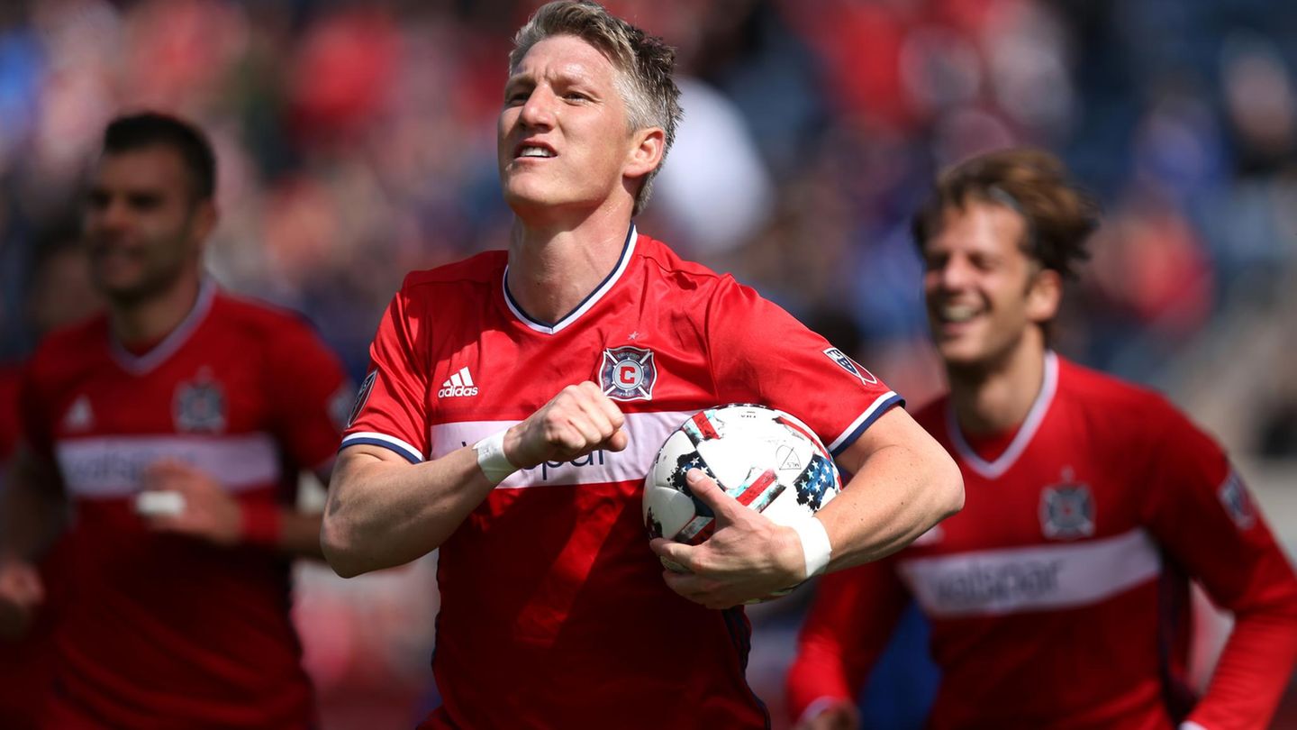 Bastian Schweinsteiger läuft mit dem Spielball in der Hand über das Feld, nach dem er ein Tor geschossen hat