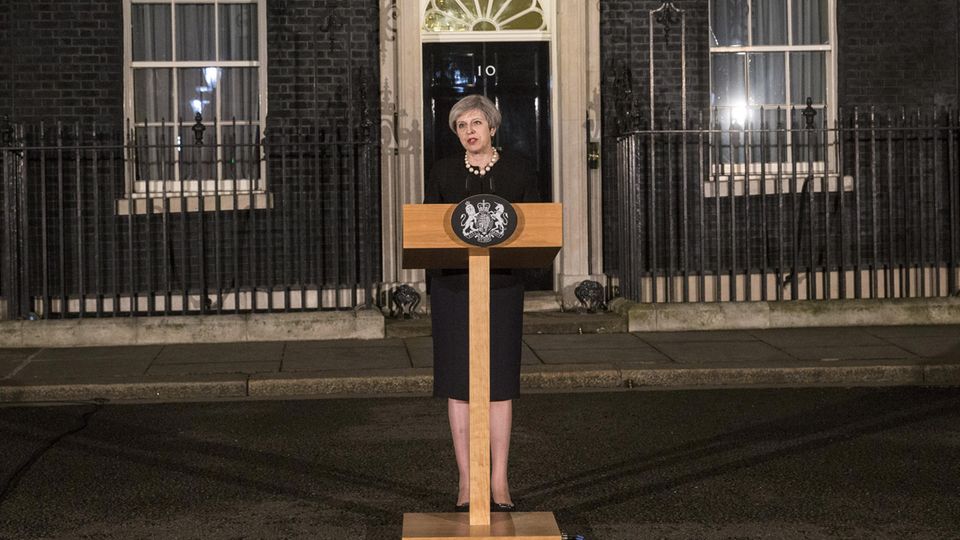 Die britische Premierministerin Theresa May trat für ihre Erklärung vor ihren Amtssitz in der Londoner Downing Street - traditionell der Ort für wichtige Statements (Archivbild) Die britische Premierministerin vor ihrem Amtssitz in der Londoner Downing Street