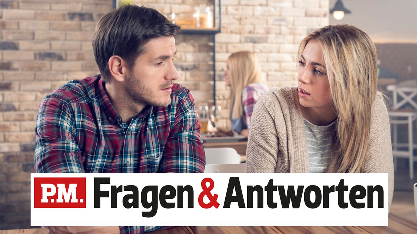 Ein Pärchen sitzt in der Kneipe, sie schaut ihn irritiert.