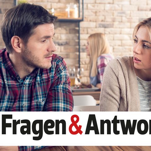Ein Pärchen sitzt in der Kneipe, sie schaut ihn irritiert.