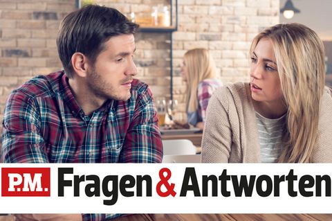 Ein Pärchen sitzt in der Kneipe, sie schaut ihn irritiert.