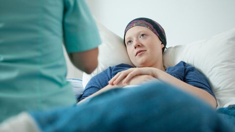 Eine junge Krebspatientin wird von einem Arzt beraten (Symbolbild)
