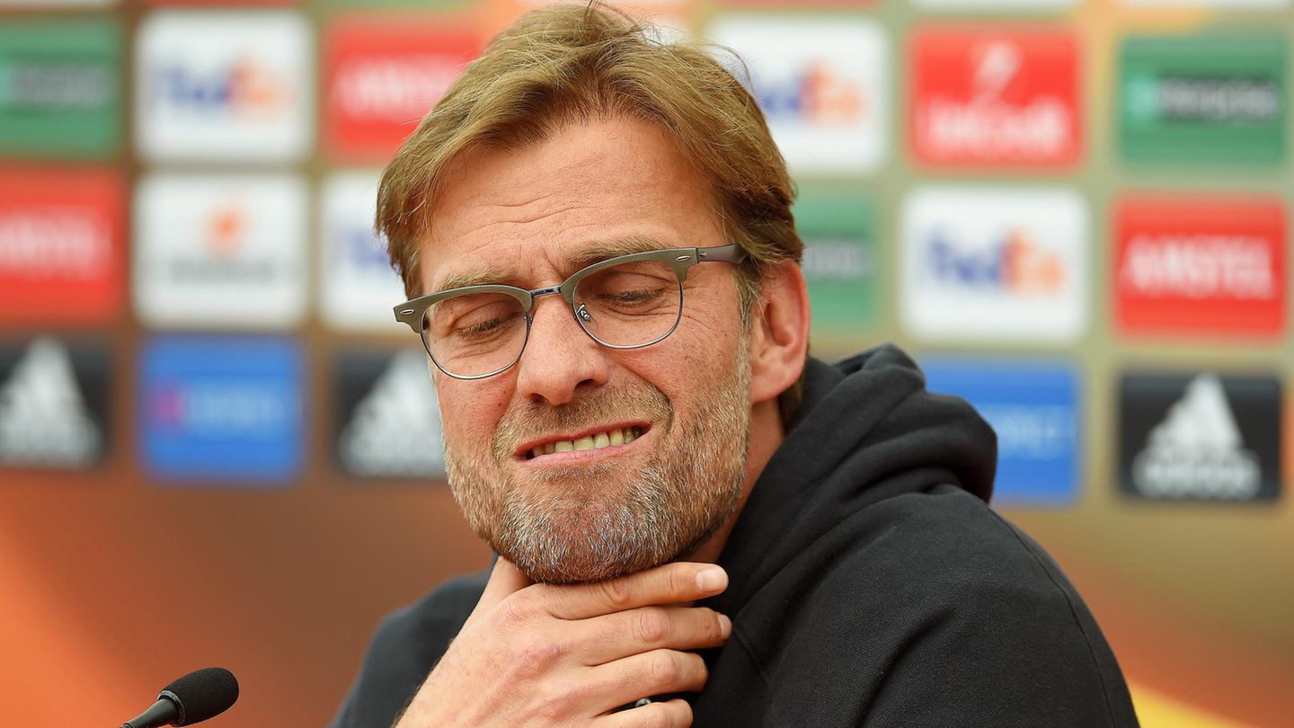 Jürgen Klopp, Trainer des FC Liverpool, fasst sich ans Kinn