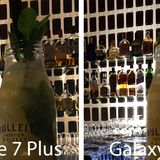 Gleiche Position, doch hier hat das Galaxy S8 den Autofokus auf den Bildhintergrund gesetzt. Wenn man ranzoomt, kann man aber noch jedes Etikett deutlich lesen - im schummrigen Licht profitiert das S8 von der lichtstarken Blende.