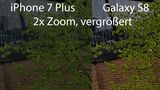 Das Motiv wurde auf beiden Smartphones zur gleichen Uhrzeit mit zweifacher Vergrößerung fotografiert. Das Galaxy S8 nutzt einen digitalen Zoom, das iPhone 7 Plus bei zweifacher Vergrößerung einen optischen. Der unterschied ist deutlich: Die konturen der Fenster, Mauer und Blätter sind beim iPhone deutlich schärfer.