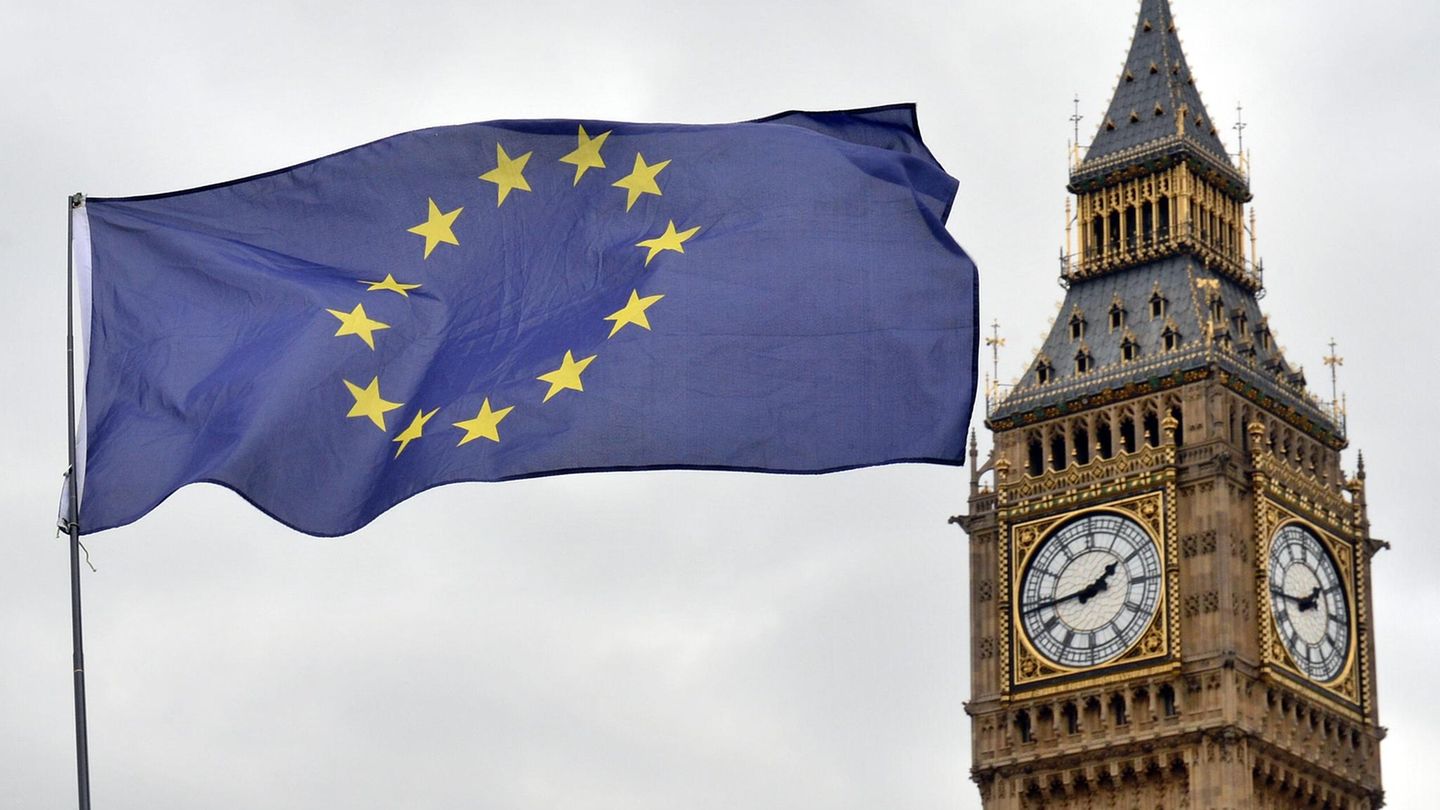 Brexit: Eine EU-Flagge weht vor dem Parlamentshaus in London
