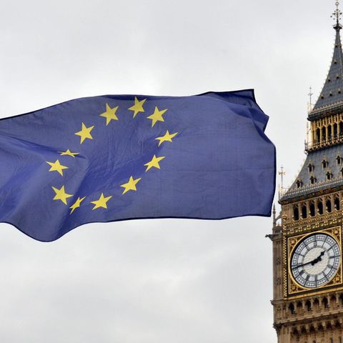 Brexit: Eine EU-Flagge weht vor dem Parlamentshaus in London