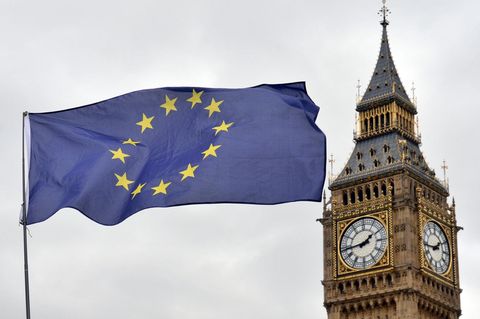 Brexit: Eine EU-Flagge weht vor dem Parlamentshaus in London