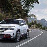 Als Plug-in-Hybrid leitet der Citroën C5 Aircross 300 PS und kommt rein elektrisch 60 Kilometer weit