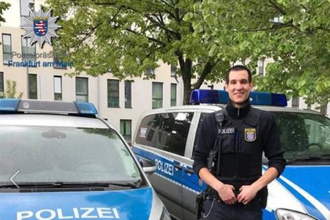 Ramon Calderon vor Polizeiwagen