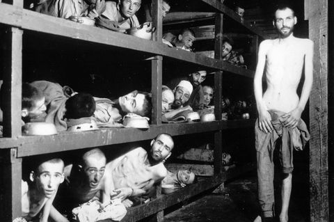 Gefangene im KZ Buchenwald. Die Aufnahme entstand am 16. April 1945, nachdem US-Truppen das Konzentrationslager befreiten.