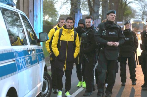 Sven Bender und Nuri Şahin nach dem Anschlag