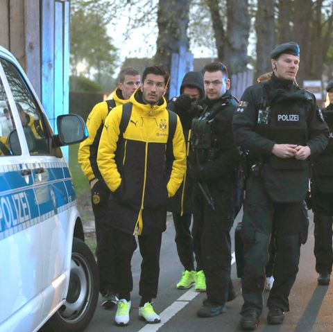 Sven Bender und Nuri Şahin nach dem Anschlag