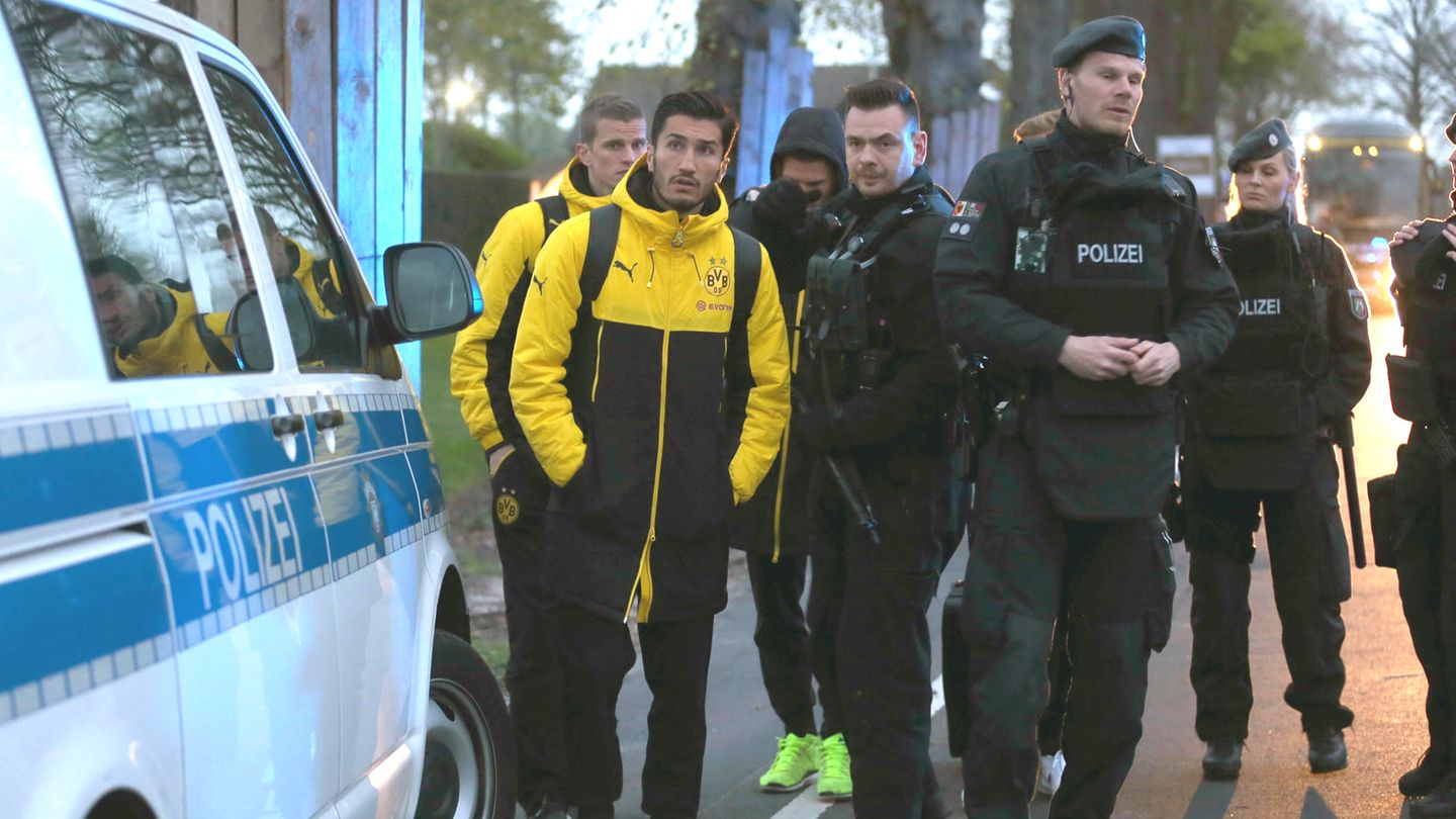 Sven Bender und Nuri Şahin nach dem Anschlag