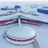 Drei große Kuppeln umrunden das Kleeblatt im Zentrum.