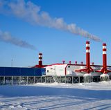 In weiteren Gebäuden ist die Technik untergebracht. Gut zu erkennen, ist die Bauweise auf Ständern.