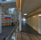 Die Räume gruppieren sich um einen großen zentralen Raum.